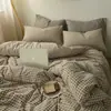 Conjunto de capa de edredom xadrez cor de camelo estilo japonês simples de quatro peças para dormitório estudantil, conjunto de cama de três peças com capa de edredom e lençol de cor sólida