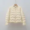 Pinghu Chixin 90% plumón, nueva colección otoño/invierno, capa interior de cuello redondo con moderno patrón de ondas, chaqueta de plumón ligera para mujer