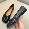 2025 Novos Sapatos Flats Versáteis Retro Plissados com Biqueira Dividida Pata de Porco Sola Reta Ferradura Sapatos Flats Sola Reta Ballet Mary Jane para Mulheres