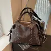 Bolsa de mão de alta qualidade da moda 2026 para mulheres, grande capacidade, bolsa de ombro com rebites vintage, popular para transmissões ao vivo e uso casual