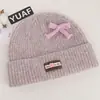 Gorro de tricô estilo coreano com laço de cordão de lã, projetado para mulheres, adequado para outono e inverno, proporcionando calor e proteção para as orelhas, e ideal para estudantes
