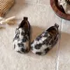Zapatos Peludos Estilo Coreano para Niñas con Estampado de Leopardo Nuevas Llegadas Otoño/Invierno 2026 Mocasines Cálidos de Terciopelo Plus para Bebés Zapatos de Algodón para Exteriores para Niños