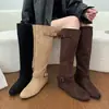 Botas de plataforma de nuevo estilo para mujer que aumentan la altura, estilo western retro con hebilla de cinturón, botas de caña alta, estilo coreano, versátiles, cómodas, botas de suela plana y caña ancha