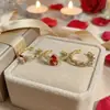 Anillo Abierto Romántico y Dulce de Calabaza Esmaltada Roja con Olas de Bambú Incrustadas de Diamante, con un Toque de Lujo Exclusivo para Mujeres