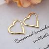 Pendientes nuevos de nicho de alta gama transfronterizos de Europa y Estados Unidos, temperamento simple, pendientes de amor, mujer, hebilla de oreja de corazón de durazno liso, venta al por mayor