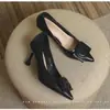 Chegada Nova Primavera 2026 Sapatos de Salto Baixo Bico Fino Pretos para Mulheres Salto Fino Salto Médio Sola Macia Confortável Cabedal Macio Versátil Essencial para o Ambiente de Trabalho