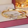 Pulsera geométrica transfronteriza europea y americana con incrustaciones de circón, popular accesorio de moda con incrustaciones de circón, con un toque de lujo ligero y de alta gama, un regalo versátil para una novia.