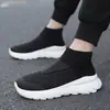 Tênis esportivo de corrida versátil e moderno para homens e mulheres plus size, tênis estiloso slip-on de malha fly para casais