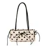 Bolsa de Ombro Feminina Estilo Coreano Outono 2026 de Bolinhas Baguete para Axila Bolsa de Alto Valor Chic Nicho Bolsa de Ombro Único Bolsa com Alça de Laço