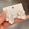 Brincos de Flor de Camélia Simples da Moda Europeia e Americana para Mulheres, Design Único de Nicho, Aço Inoxidável, Brincos Elegantes de Luxo Leve Atacado