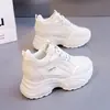 Zapatos de papá de cuero de color sólido con suela gruesa 2026 otoño nuevos tenis de caña alta estilo universitario punta redonda zapatillas para correr YH003