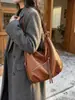 Bolsa de mano simple y moderna de invierno transfronteriza nueva 2025, bolsa de hombro de tela de material Pu, mochila de bolso de moda para mujer