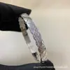 Pulseira V dourada de alta qualidade com padrão de diamante para mulheres, versões estreita e larga, gravação de precisão CNC, pulseira de luxo leve estilo Chanel, atacado do fabricante e entrega direta