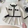 Conjunto de Duas Peças Cardigan Jaqueta + Saia Estilo Pequeno Chanel para Meninas Primavera e Outono 2026 Jaqueta Elegante para Bebê e Saia Curta