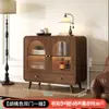 Cristaleira vintage na cor nogueira com portas de vidro arqueadas e múltiplas gavetas, adequada para sala de estar ou escritório, para guardar livros e itens decorativos