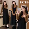 Novo conjunto de maternidade outono e inverno: uma blusa interna de gola semi-alta combinada com um vestido de tricô com alças, design de cintura alta para disfarçar a barriga e criar um efeito emagrecedor, um conjunto de duas peças adequado para usar como roupa exterior