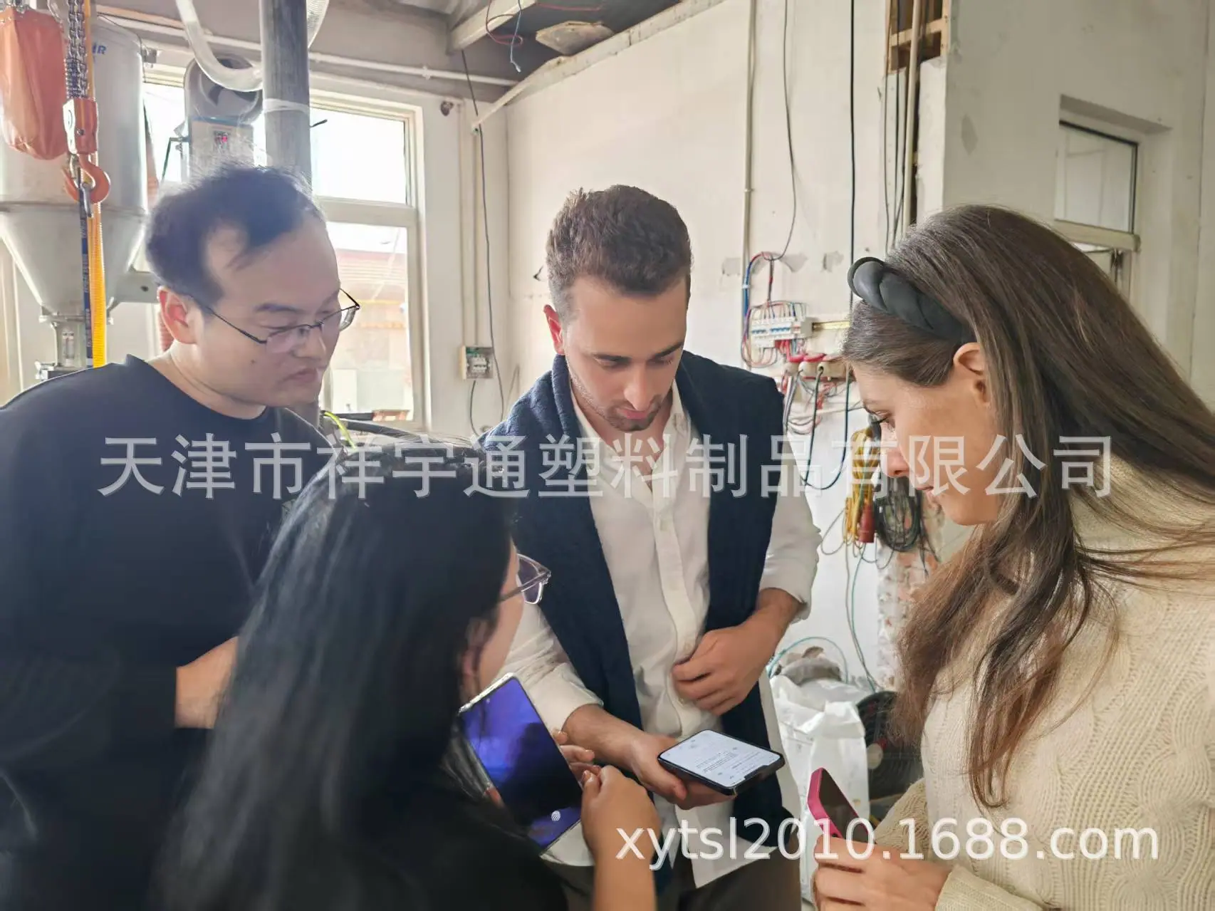 国际友人考察工厂