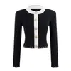 Bajia 26 Estilo Novo de Início de Primavera Inspirado na Chanel Elegante Gola Redonda Barra Colorida Acabamento em Renda Ajuste Slim Cardigan de Tricô Jaqueta Top