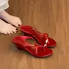Chanclas de verano nuevas de estilo retro únicas con hebilla metálica, sandalias de cuña con tira cruzada roja francesa 2026