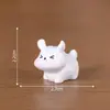 Fofa e feliz pequena estatueta de cachorro branco, perfeita para decorações DIY de casa de bonecas, enfeites de pendurar, paisagens em miniatura de mesa e pequenas peças decorativas