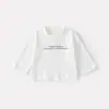 Conjunto de tres piezas para bebé niño: playera básica con estampado de letras, sudadera con capucha sencilla, pantalón de punto con estampado de letras para otoño