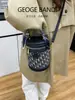 Bolso Cilíndrico Versátil de Gama Alta Moda Otoño e Invierno 2025 Bolso Cubo Simple Popular Bolso Cruzado para Mujer