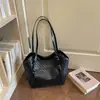 Bolsa de luxo leve com textura tecida para mulheres, nova popular de verão 2026, bolsa de ombro para o dia a dia, bolsa tote de grande capacidade
