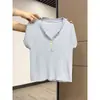Camiseta de manga corta abotonada de color dopamina estilo coreano para mujer, nuevo top de verano ajustado con cuello en V para un look esbelto y elegante