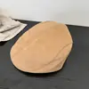 Boné simples de camurça de cor sólida para mulheres, boné casual versátil de outono e inverno que faz o rosto parecer menor, estilo retrô japonês, pode ser usado para trás