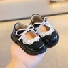 Sapatos单 para menina para primavera e outono, sapatos de princesa para bebês, sapatos de couro estilosos para bebês, respiráveis, antiderrapantes, com sola macia para caminhar