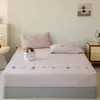 Juego de Sábana Bajera Ajustable Bordada con Estampado Burnout de Felpa de Leche, Otoño e Invierno, Más Terciopelo Cálido, Individual, Cubrecama de Coral Fleece y Franela, Juego de Tres Piezas