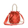 Bolso tipo cubo de seda y satén plisado estilo hada suave para mujer, estilo verano 2025, con cadena de perlas para hombro y cruzado