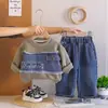 2026 Novo Conjunto de Primavera para Meninos Roupa Infantil Patchwork Jeans Moletom com Letras Manga Longa de Primavera Conjunto de Duas Peças Roupa Infantil da Moda