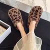 Pantuflas de lana de cordero para mujer, estilo slip-on, 2026 otoño e invierno, para exteriores, antideslizantes, planas, de pelo, para casa, cálidas, con suela gruesa, de algodón