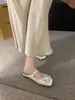 Sandalias de Moda de Venta Caliente Cuadradas con Hebilla y Pedrería, Medias Sandalias, Nuevas de Verano 2025, Estilo Francés Mary Jane, de Punta Cerrada