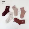 Calcetines de Invierno Nuevos para Niños Yishuangshuang Estilo Coreano de Moda Calcetines de Caña Media Algodón Peinado Color Café Letra Niños Grandes Calcetines Sin Costuras