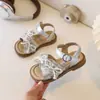 Sandálias Deslizantes Quadradas Personalizadas, Sandálias Planas da Moda Novo Estilo Primavera para Crianças com Bico Redondo Meio Cobertas com Laço Sapatos de Princesa
