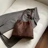 Bolso de axila vintage de gamuza para otoño e invierno para mujer, gran capacidad, nuevo modelo 2026, bolso tote de moda de alta gama para el día a día