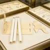Soporte de Exhibición de Anillos de Madera con Forro de Terciopelo y Bordes Dorados, Barra de Almacenamiento de Anillos de Niveles, Colgador de Joyería Desmontable, Accesorio de Exhibición de Joyería