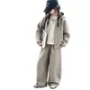 Atuendo otoñal elegante y moderno para niñas: una chaqueta de doble cremallera a la moda combinada con pantalones de pierna ancha, un conjunto casual de dos piezas perfecto para primavera y otoño