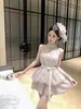 Vestido Rosa de Cuello Halter con Collar de Perlas y Parches de Malla, Corto y Esponjoso, Estilo Socialité Suave y Elegante Vestido para Cita