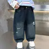 Calça Jeans de Outono para Meninos 2026 Novo Estilo Calça Infantil Bonita Tendência Cool para Menino Roupa de Primavera e Outono Estilo Coreano Calça Longa de Perna Reta