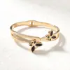 Nova Pulseira de Aço Titânio com Preço Especial para Mulheres em Formato de C Fashionável com Diamantes Resistente à Cor Alta Qualidade Joia para Melhor Amiga