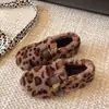 Ropa exterior versátil de invierno, zapatos de algodón simples de suela plana, forrados de felpa, nuevo estilo para 2026, cálidos y mullidos, diseño de slip-on para mujer