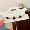 Pulsera de Lujo Moderna y Popular con Circonia Microincrustada, Presentando un Diseño de Trébol de la Suerte, Adecuada para el Uso Diario, Elegante y Versátil
