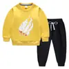 Traje de suéter para niños otoño e invierno 2023 estilo occidental nuevo traje cálido de invierno acolchado de terciopelo de manga larga para niños grandes