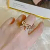 Anel de Dedo Feminino Exquisito de Pérolas de Arroz de Luxo Leve Nicho Anel Aberto Popular na Internet Tendência 2022 Novo Anel Vazado de Laço
