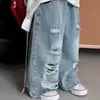 Jeans desgastados lavados para niños, estilo fino de primavera/verano, nuevo modelo 2026, pantalones largos holgados de pierna ancha para niños, pantalones de moda para niños