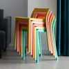 Silla moderna minimalista con respaldo, disponible en múltiples colores, taburete alto con diseño hueco, popular en restaurantes y cafeterías como silla de espera