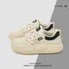 Zapatos blancos para mujer 2024 de moda nuevos estilo coreano para estudiantes ins zapatos de moda suela gruesa zapatos casuales elegantes combinan con todo venta al por mayor